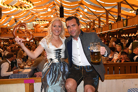 Falk Raudies mit Frau Andrea /  185. Oktoberfest 2018 in München - Tag 13 der Wiesn / 4.Oktober 2018 / "FCR Business Eagles Wiesn" in der Fischer-Vroni / Tracht, Lederhose   ©Schneider-Press/W.Breiteneicher
